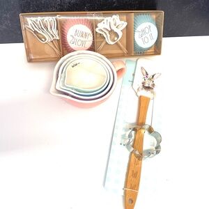 Bunny love in the kitchen🐰🐰